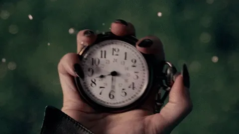 Intervalle de temps avec から ... まで. Se repérer avec une montre